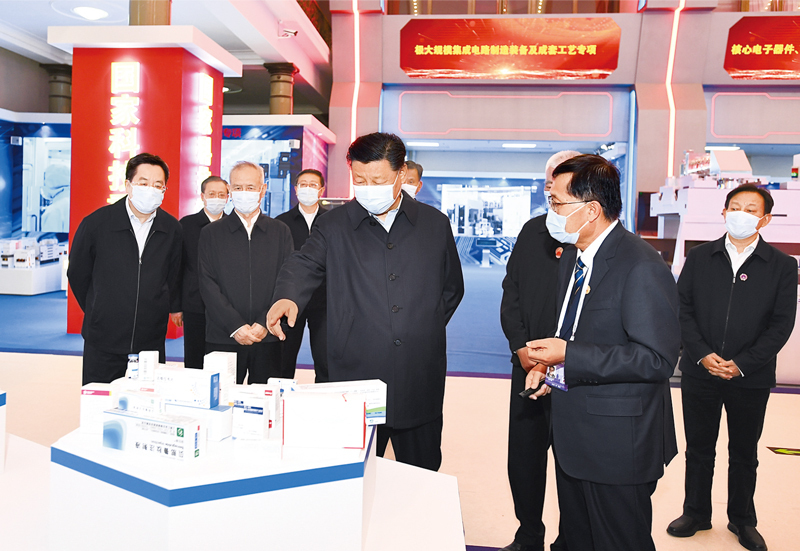 2021年10月26日，中共中央總書記、國家主席、中央軍委主席習(xí)近平在北京展覽館參觀國家“十三五”科技創(chuàng)新成就展。 新華社記者 謝環(huán)馳/攝