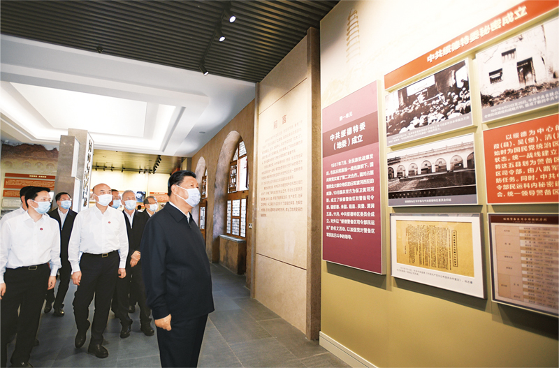 2021年9月13日至14日，中共中央總書記、國家主席、中央軍委主席習(xí)近平在陜西省榆林市考察。這是14日上午，習(xí)近平在中共綏德地委舊址考察。 新華社記者 李學(xué)仁/攝